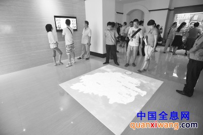 展馆大厅地面上安装的大型电子像册，供参观者自行翻阅。