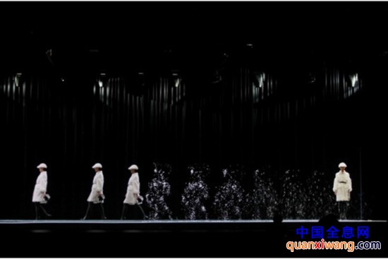Burberry新品年发布会让全息影像一跃成为时尚商业演出新宠儿