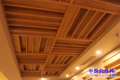 墙面的设计采用镂空实木雕刻装饰