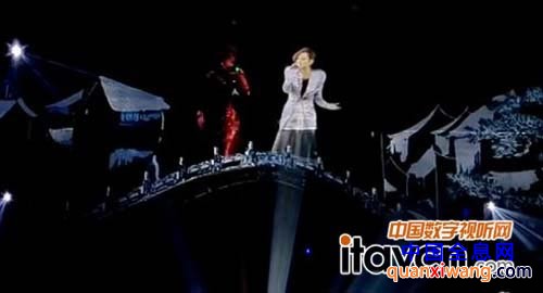 江苏卫视跨年晚会上利用全息投影技术上演“隔空对唱”