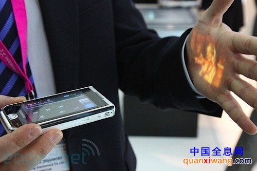 超越iPhone 三星投影手机再曝光(视频) 