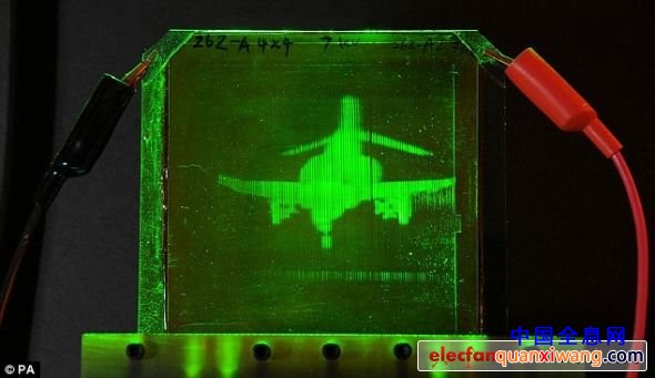 这是一种光致折变聚合体生成的F-4鬼怪喷气机的可刷新全息图，不用3D眼镜就能看到它。
