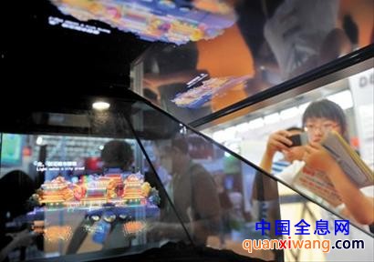 神奇全息展柜、自动识别男女 还能切水果