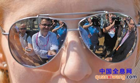 7月26日，波兰击剑运动员皮耶卡尔斯卡的眼镜反射出他在奥运村里被记者“包围”。奥运开赛后，各国记者云集各大赛场与奥运村，采访运动员的生活和训练。（图据新华社、中新网）