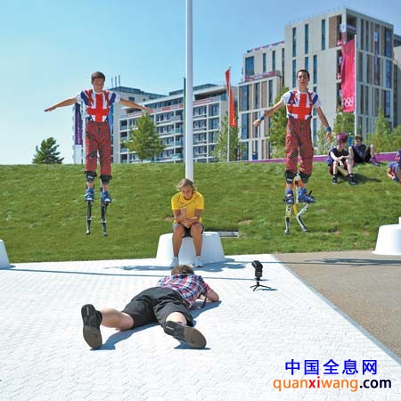 7月26日，一名摄影记者趴在地上正为运动员拍肖像。
