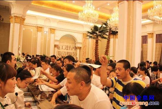图为客户咨询现场