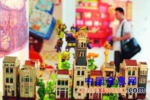 精致的骑楼模型，吸引了不少市民慕名前来观看。信息时报记者 何剑辉 摄