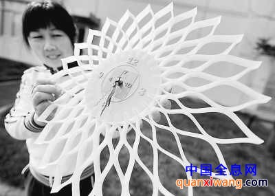 2012年11月2日,南京紫金立德电子有限公司一工作人员展示3D技术打印的挂钟。CFP供图