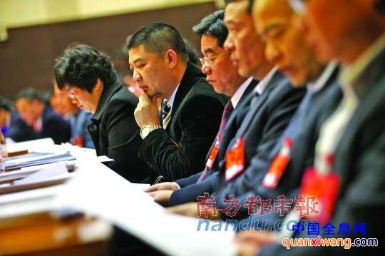 昨日，东莞市十五届人大三次会议开幕，市长袁宝成作政府工作报告。南都记者 方光明 摄