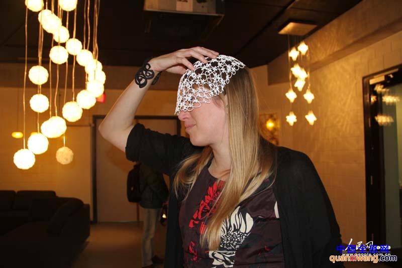 Vanessa试戴3D打印的时尚面纱 人民网记者 张杰 摄