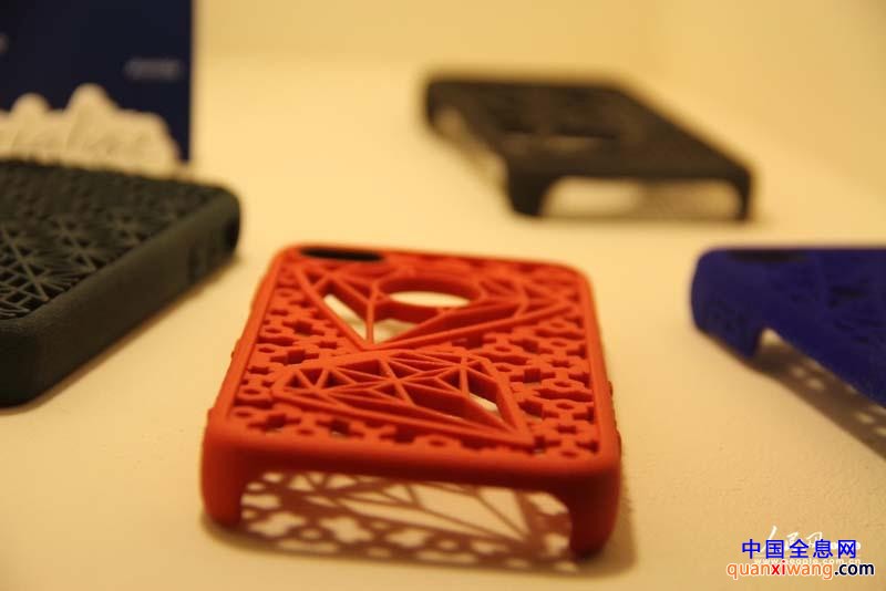3D打印的iphone4外壳，现在网上可以直接设计打印 人民网记者 张杰 摄