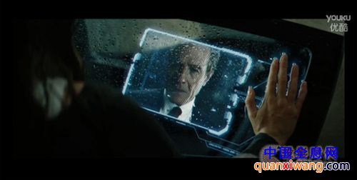 在《全面回忆/Total Recall》中，主角将手放在车窗上，把玻璃变成显示屏进行通讯