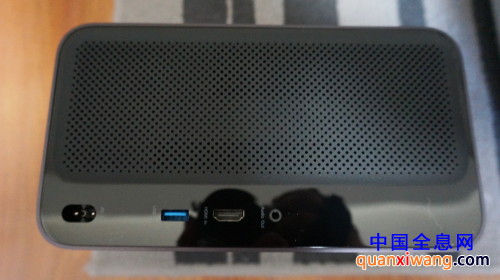 机身背部配备了多种接口,除了传统的AV接口外,还提供了HDMI 2.0、USB 3.0、兼容Jack + S/PDIF的3.5mm 音频口,支持双频WiFi以及蓝牙4.1,可以方便的联动各种设备,方便用户插入硬盘或U盘直接观看,以及连接家中的游戏主机,享受更大的游戏画面带来的视觉震撼。