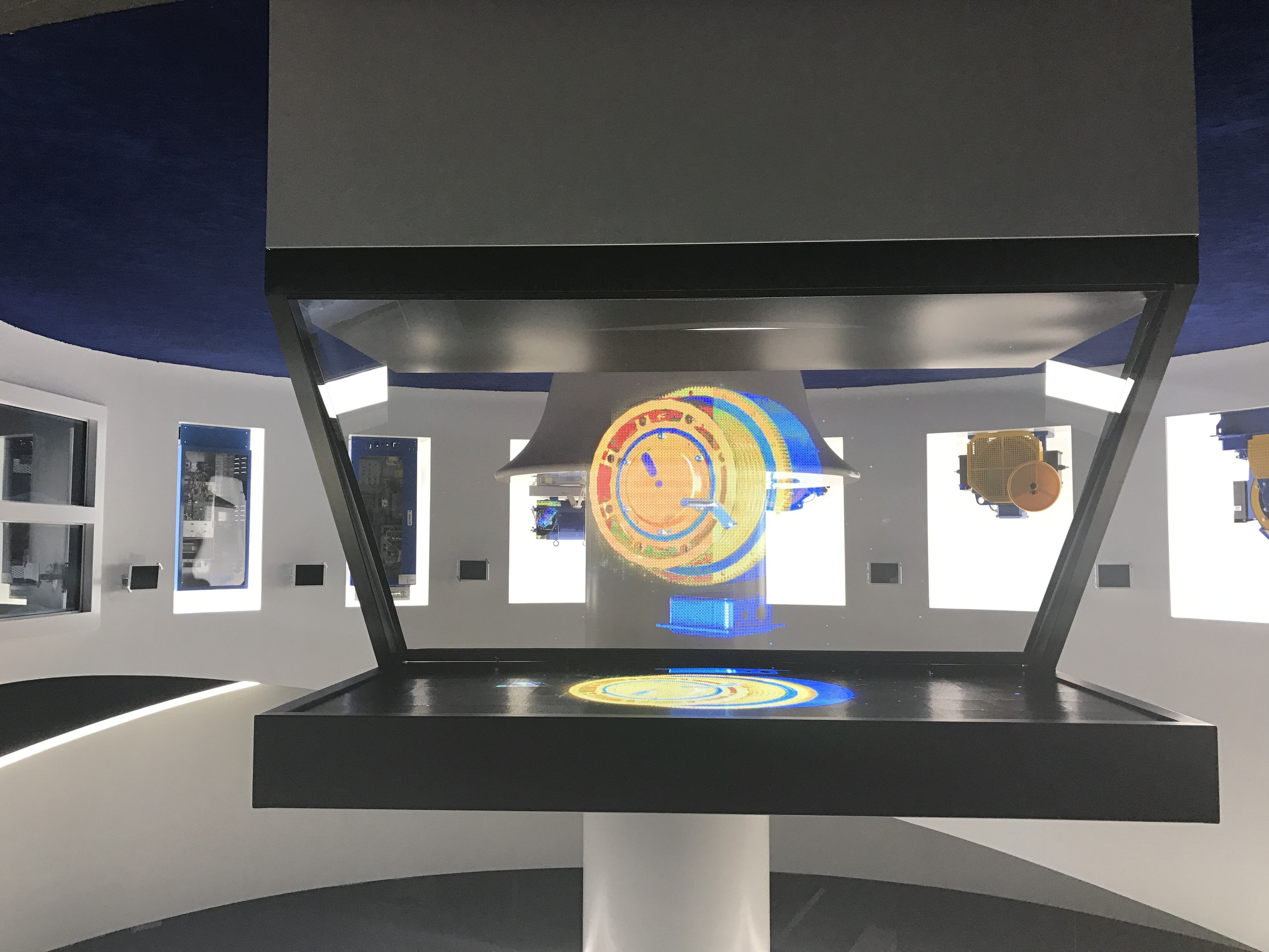 360全息展柜-全息互动_大屏触控与体感互动解决方案图1